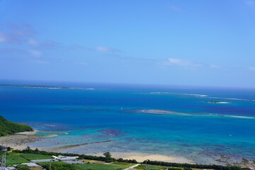 沖縄　ニライカナイ橋展望台から望む久高島と青い海　サンゴ礁