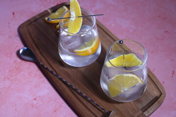 Gin tonic with lemon slices