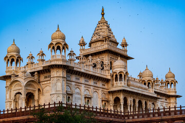 Obraz premium India. State of Rajasthan. Jodhpur. Cenotaph of Jaswant Thada, built in 1899 and dedicated to Maharaja Jaswant Singh II, also known as the Taj Mahal of Mewar