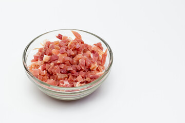 Bol de taquitos de jamón serrano para cocinar con fondo blanco