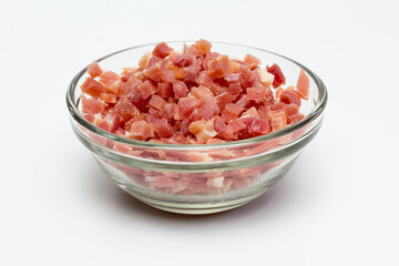 Bol de taquitos de jamón serrano para cocinar con fondo blanco