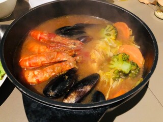 黒い鉄製鍋で作る熱々のブイヤベース