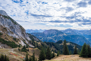 Obraz premium Resting Bench with Panoramic Mountain View at Füssener Jöchle, Tannheimer Tal, Austria.