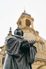 Denkmal des Reformators Martin Luther aus dem Jahre 1885 auf dem Neumarkt vor der Frauenkirche in Dresden