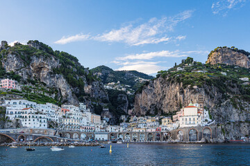 Blick auf Atrani an der Amalfiküste in Italien