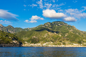 Mittelmeerküste bei Maiori an der Amalfiküste in Italien