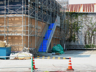外階段のある建物と建設用足場