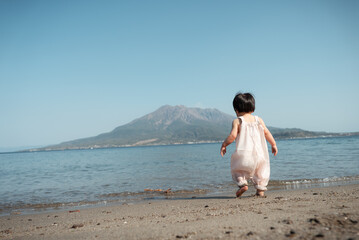 鹿児島の砂浜で遊ぶ一歳の男の子