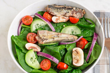 spinach salad top with sardines