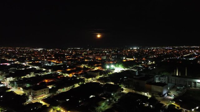 Cidade em noite de lua cheia