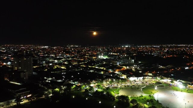 Cidade em noite de lua cheia