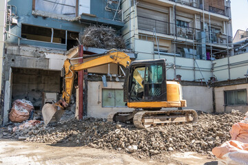 解体現場 demolition of abandoned buildings