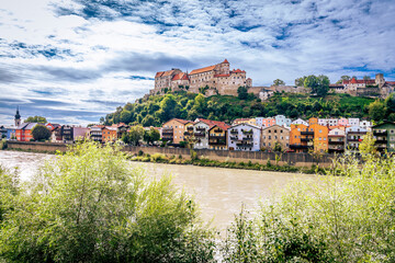 Bayerische Stadt Burghausen mit Festung an der Salzach