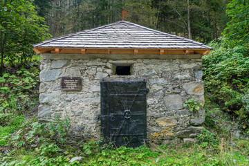 Kleiner Pulverturm aus dem Mittelalter im Wald