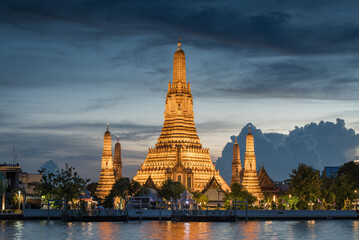 Fototapeta premium Wat Arun Ratchawararam (the Temple of Dawn) at twilight time, Bangkok, Thailand