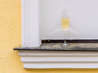 Einsames Sektglas nach einer Silvesternacht