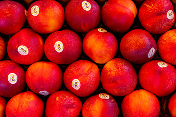 Nektarinen mit Bio-Auszeichnung bei einem Obstladen