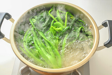 ほうれん草を茹でる