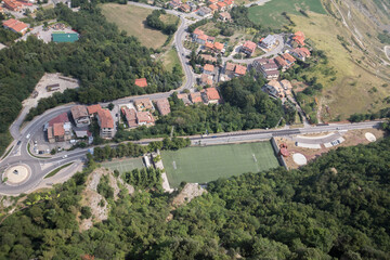 Naklejka premium An awe-inspiring aerial view of San Marino, capturing the layout of the city and its picturesque surroundings from above.