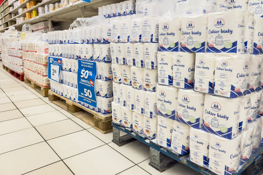 Biały cukier w sklepie, promocje, wyprzedaże, palety z cukrem w supermarkecie.
