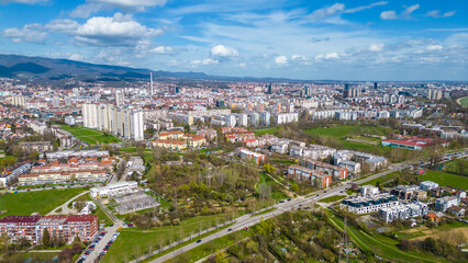 Obraz premium Aerial drone view of Park Jarun in Zagreb, showcasing stunning blue water, lush greenery, and the nearby Sava River Park features excellent bicycle roads, perfect for cycling and outdoor activities