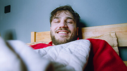 Obraz premium Morning video call from bed, capturing the intimate and casual side of digital communication