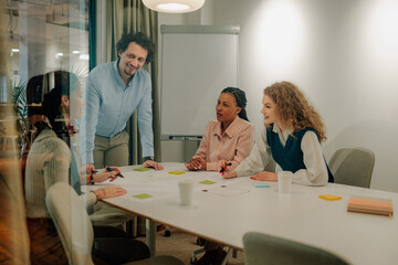 Obraz premium Business team discussing new project during office meeting