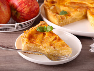 Apple and sour cream pie