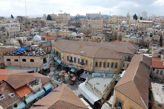 Vista del Zoco Aftemos en la ciudad antigua de Jerusal&eacute;n desde la torre de la iglesia luterana del Redentor, Israel