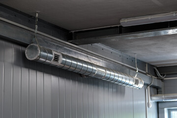 Obraz premium Air heating system for industrial premises, new technologies. ventilation holes in the pipes in the room