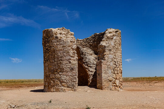 Restos arquitect&oacute;nicos de viejos molinos de viento