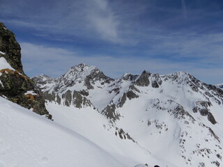gegenüber zeigt sich ganz links hinten der Kristallkopf 3160m, Roter Knopf 3281m , rechts zeigt...