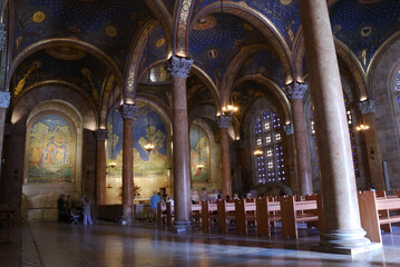 Fototapeta premium Interior de la Iglesia de Todas las Naciones en la ciudad antigua de Jerusalén, Israel