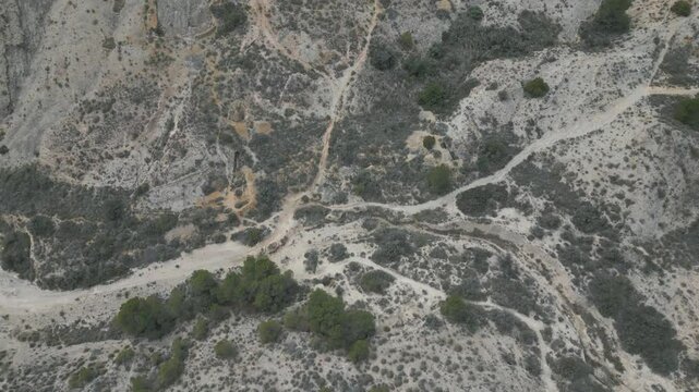 Vista a&eacute;rea de unas minas de ocre y su impacto en el ecosistema