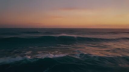 Obraz premium Dreamy Ocean Sunset: Waves & Light Reflections