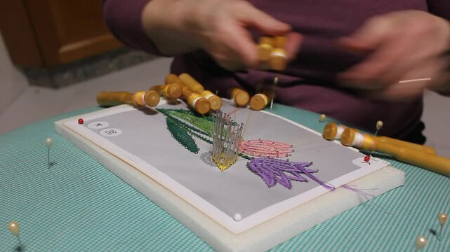 making a rose with bobbin lace