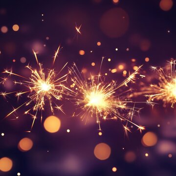 Fuegos artificiales y chispas brillantes en fondo oscuro