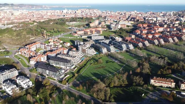Vista a&eacute;rea en 4K de Viesques, Gij&oacute;n (Asturias, Espa&ntilde;a) con dron &mdash; paisaje urbano y naturaleza