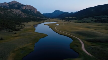 Obraz premium Serene mountain valley lake vista