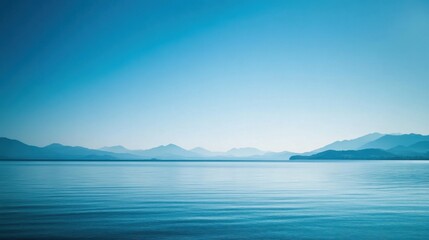 Paisaje de lago y monta&ntilde;as azules