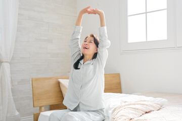 中年の女性　伸び　起床