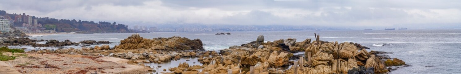 Mar al atardecer, paisaje costero, piedras en la orilla