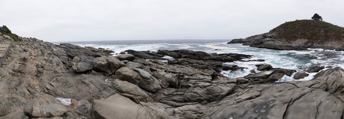 Mar al atardecer, paisaje costero, piedras en la orilla