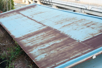 錆びたトタン屋根