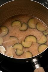 鍋に入ったナスの味噌汁　