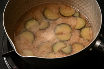 鍋に入ったナスの味噌汁　