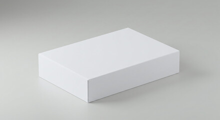 caja delgada de cartón blanco en fondo blanco 