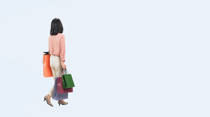 ショッピングバッグを持って歩くミドルエイジ女性の後ろ姿の全身写真（切り抜き背景透過PNGも販売しております。↓作成者リンクから「PNG」で検索してください）