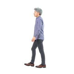 Fototapeta premium 横向きに歩くシニア男性 手作業で精密に切り抜いた背景透過全身写真PNG