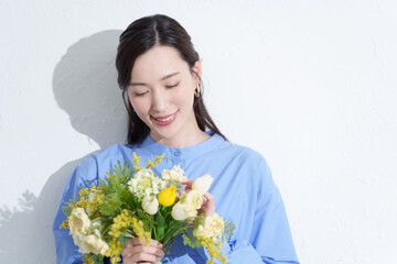 花束を持つ笑顔の女性